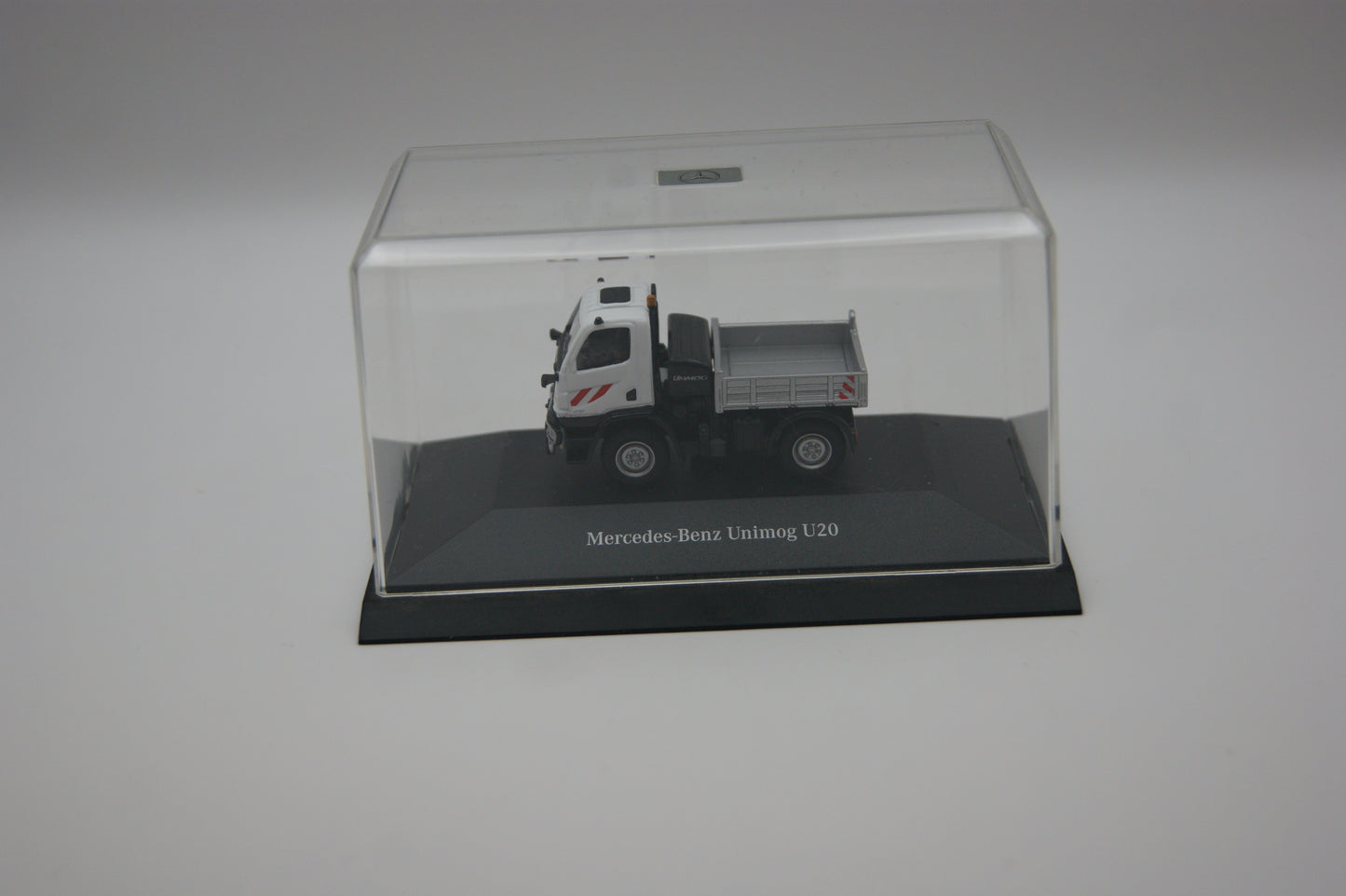 Mercedes-Benz Unimog U20 Pritsche 1:87 Modellauto mit Vitrine