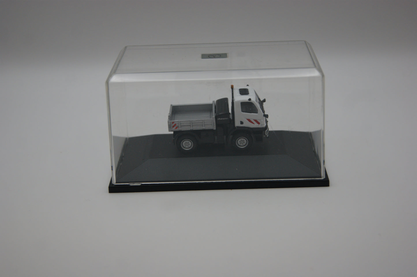 Mercedes-Benz Unimog U20 Pritsche 1:87 Modellauto mit Vitrine
