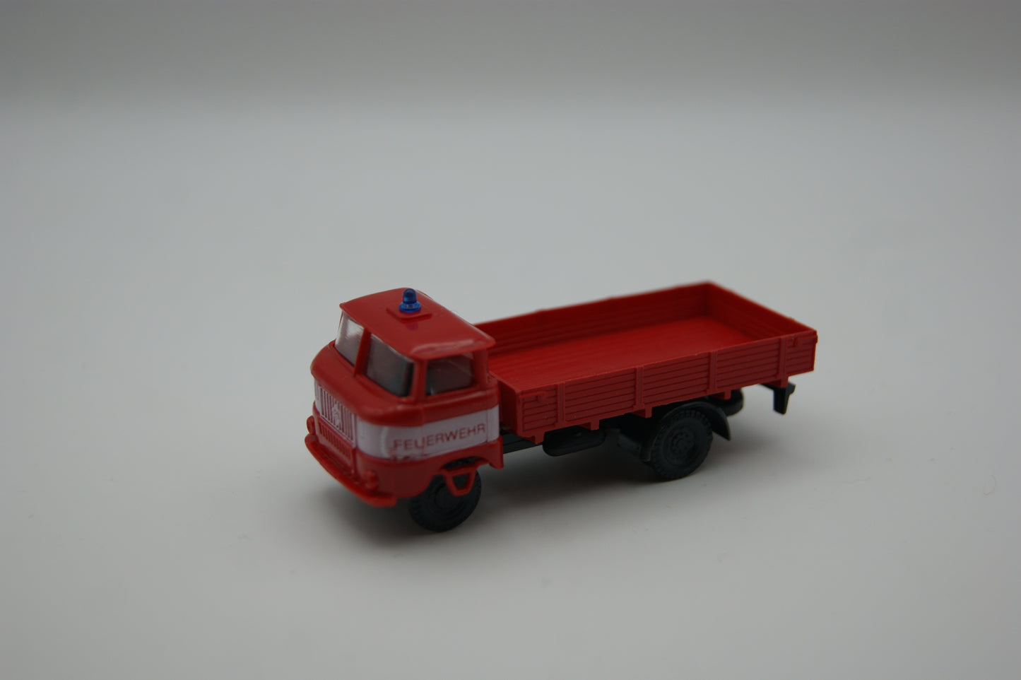 Espewe IFA W50 L Feuerwehr Pritschen-LKW DDR 1:87 H0 rot Vitrine