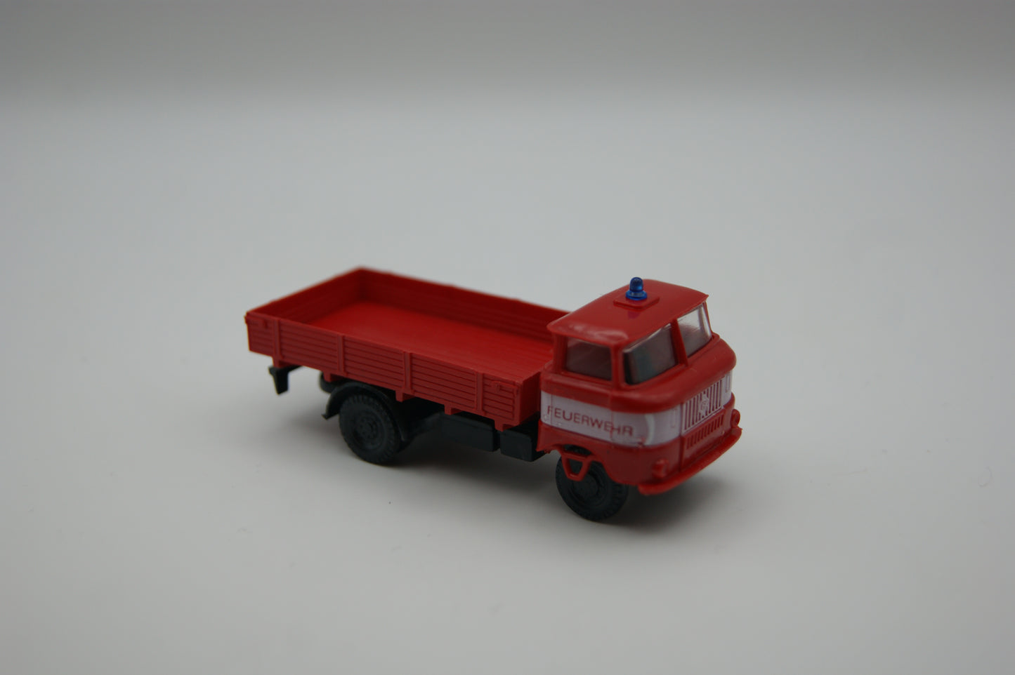 Espewe IFA W50 L Feuerwehr Pritschen-LKW DDR 1:87 H0 rot Vitrine
