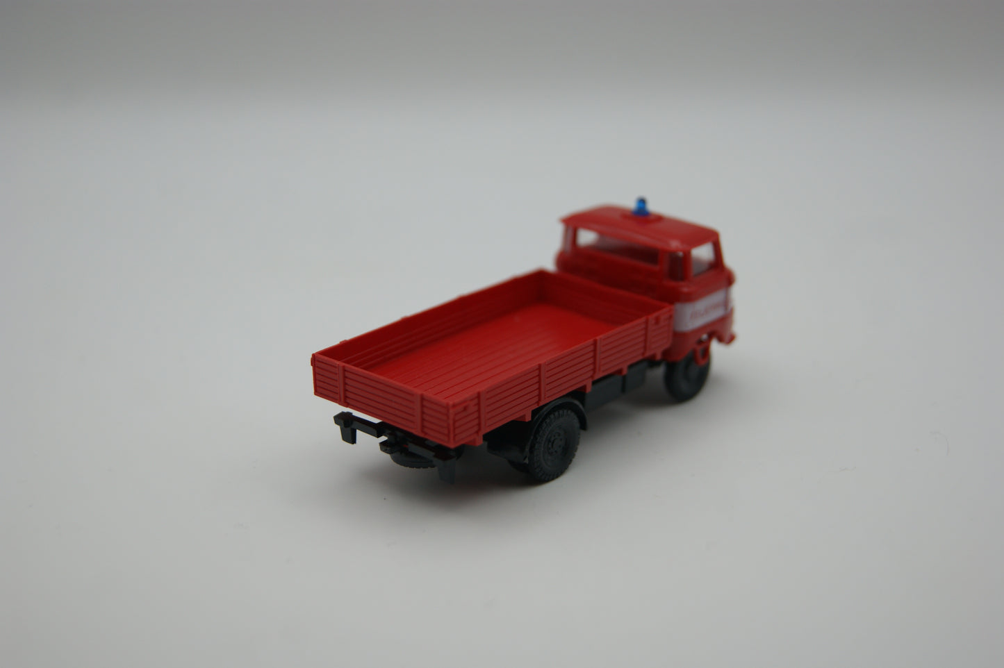 Espewe IFA W50 L Feuerwehr Pritschen-LKW DDR 1:87 H0 rot Vitrine