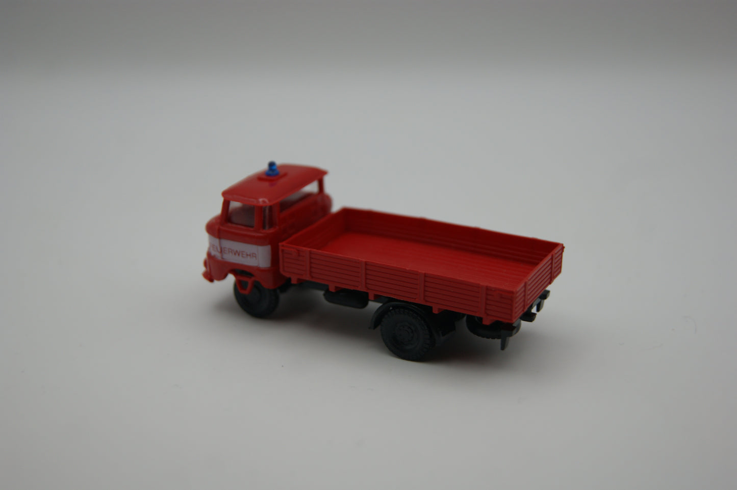 Espewe IFA W50 L Feuerwehr Pritschen-LKW DDR 1:87 H0 rot Vitrine