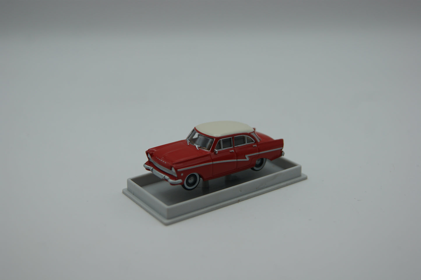 Brekina 19052 Ford Taunus 17M de Luxe rot weiß 1:87 H0 OVP