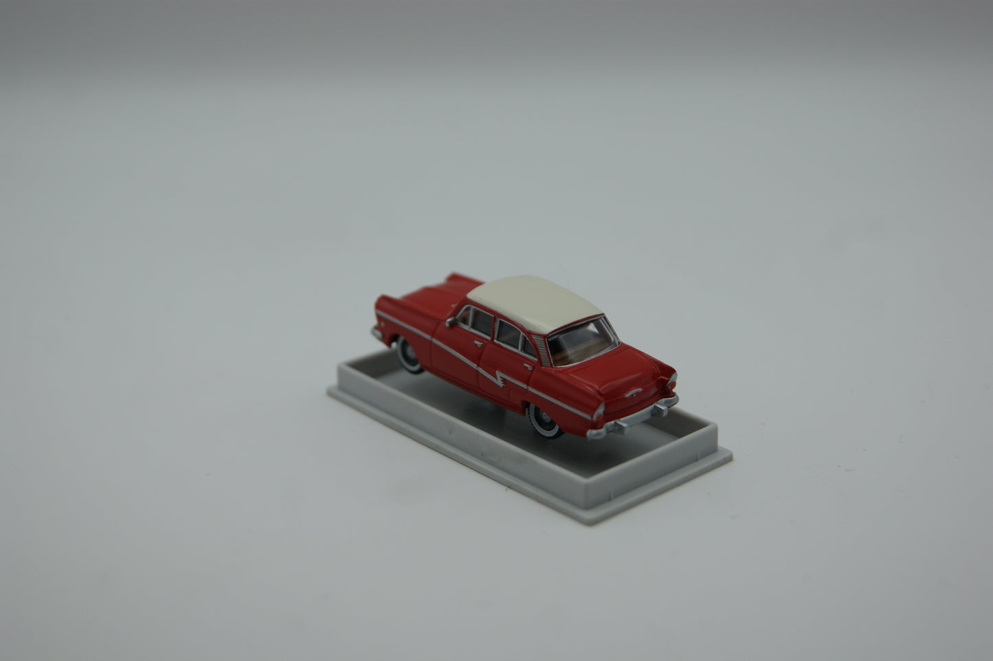 Brekina 19052 Ford Taunus 17M de Luxe rot weiß 1:87 H0 OVP