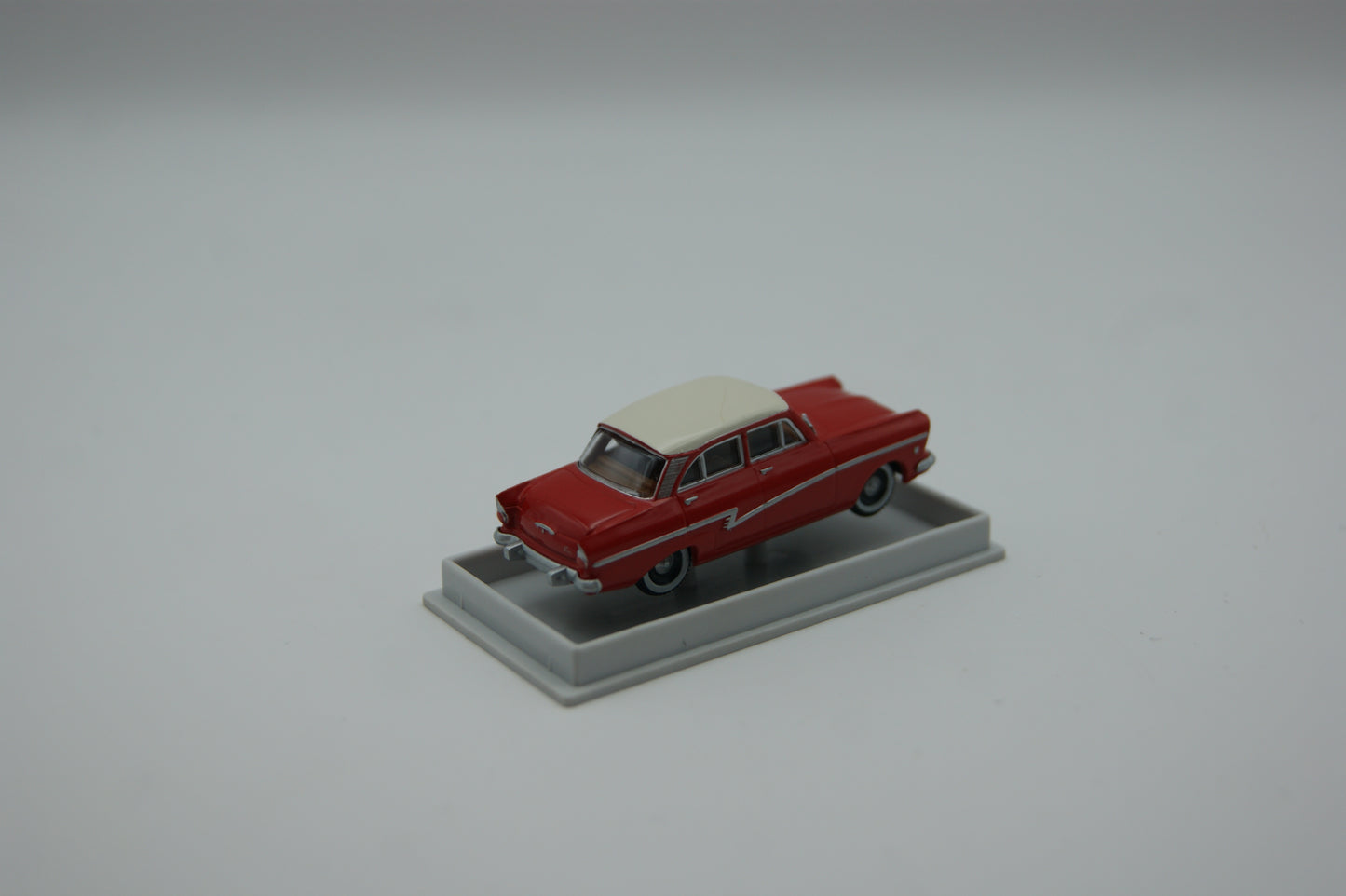 Brekina 19052 Ford Taunus 17M de Luxe rot weiß 1:87 H0 OVP