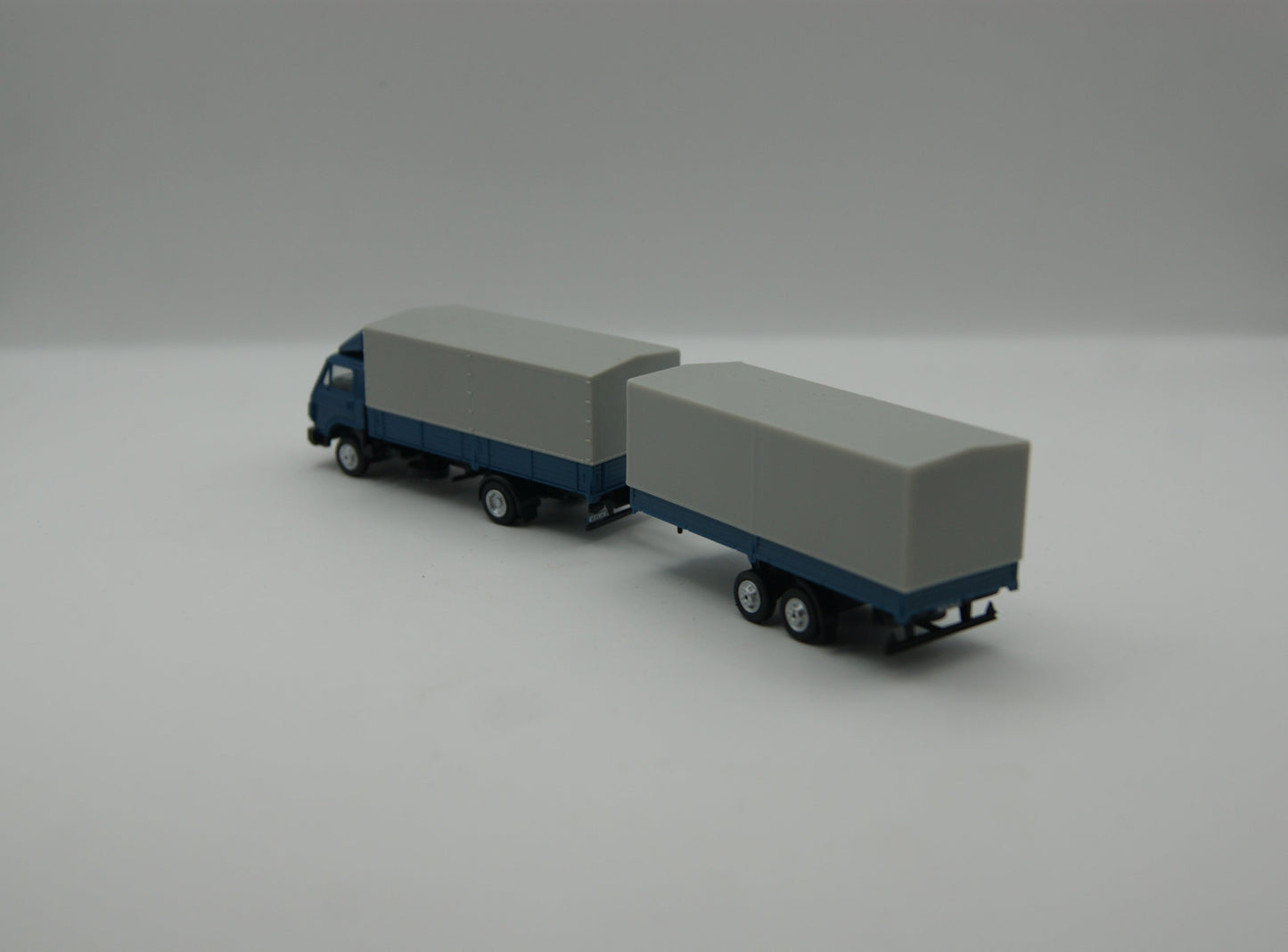 Herpa 140577 MAN G90 Pritsche/Plane Tandem-Hängerzug „Blaue Flotte“ – 1:87 H0