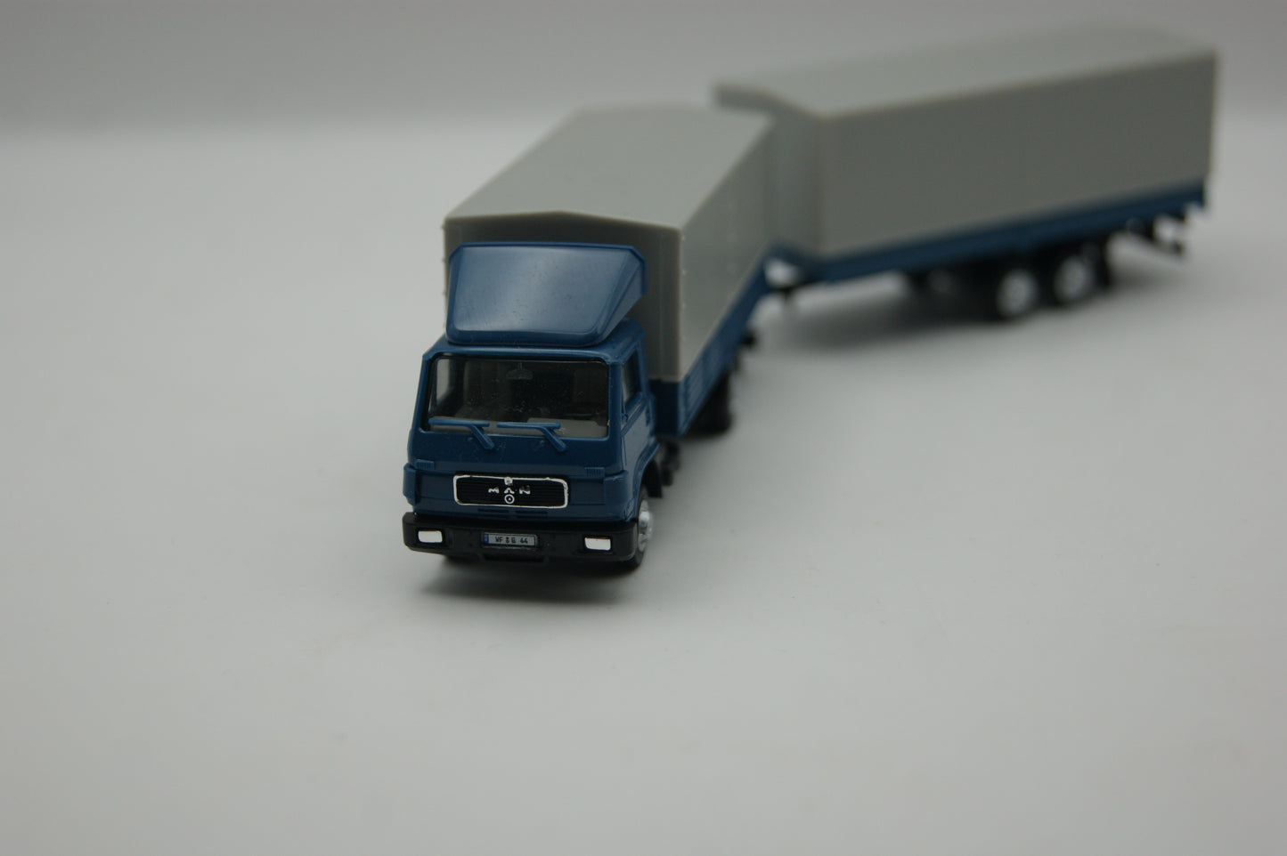 Herpa 140577 MAN G90 Pritsche/Plane Tandem-Hängerzug „Blaue Flotte“ – 1:87 H0