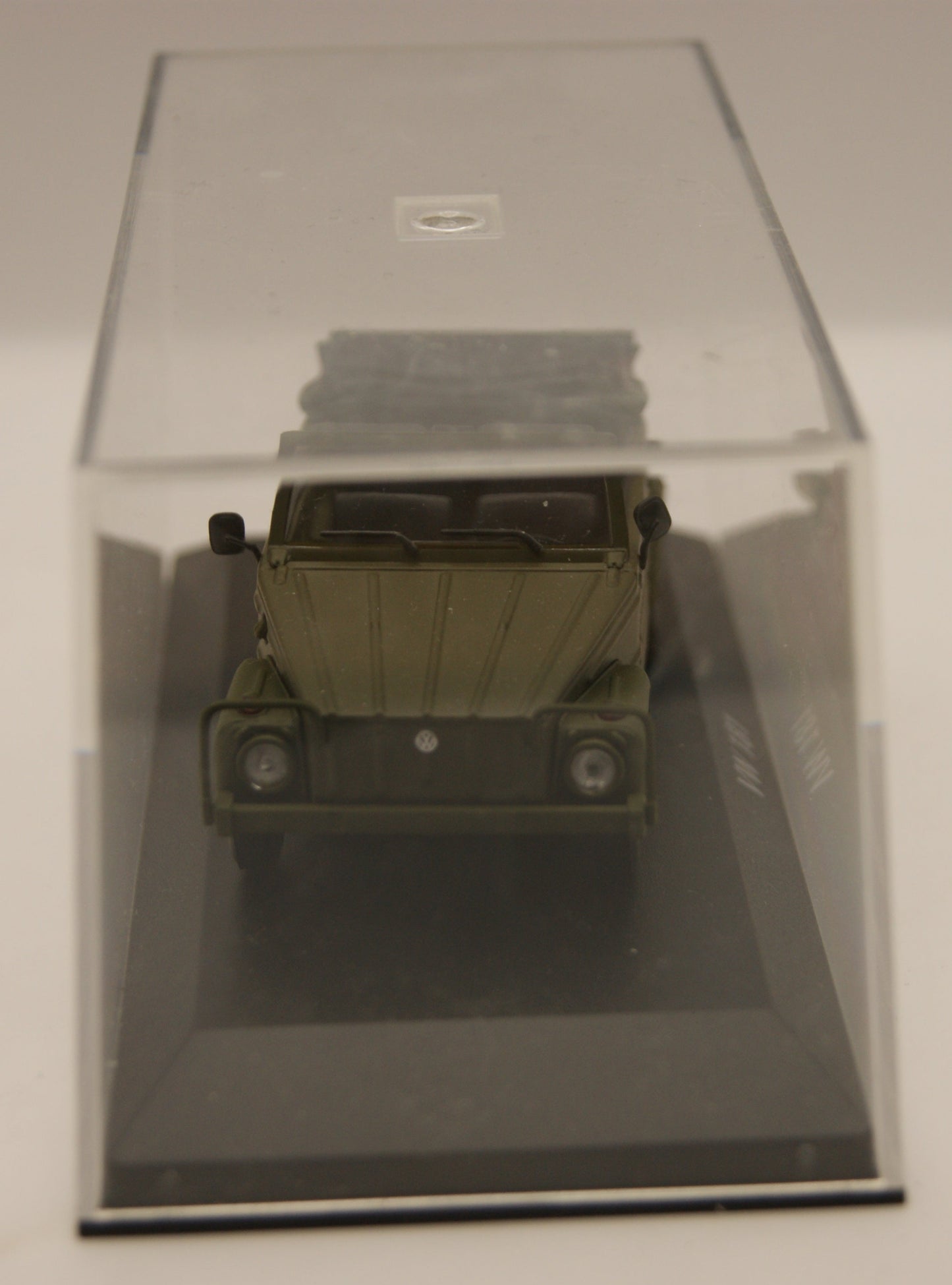 Maxichamps 940050030 VW 181 Kübelwagen 1979 Oliv 1:43 Vitrine
