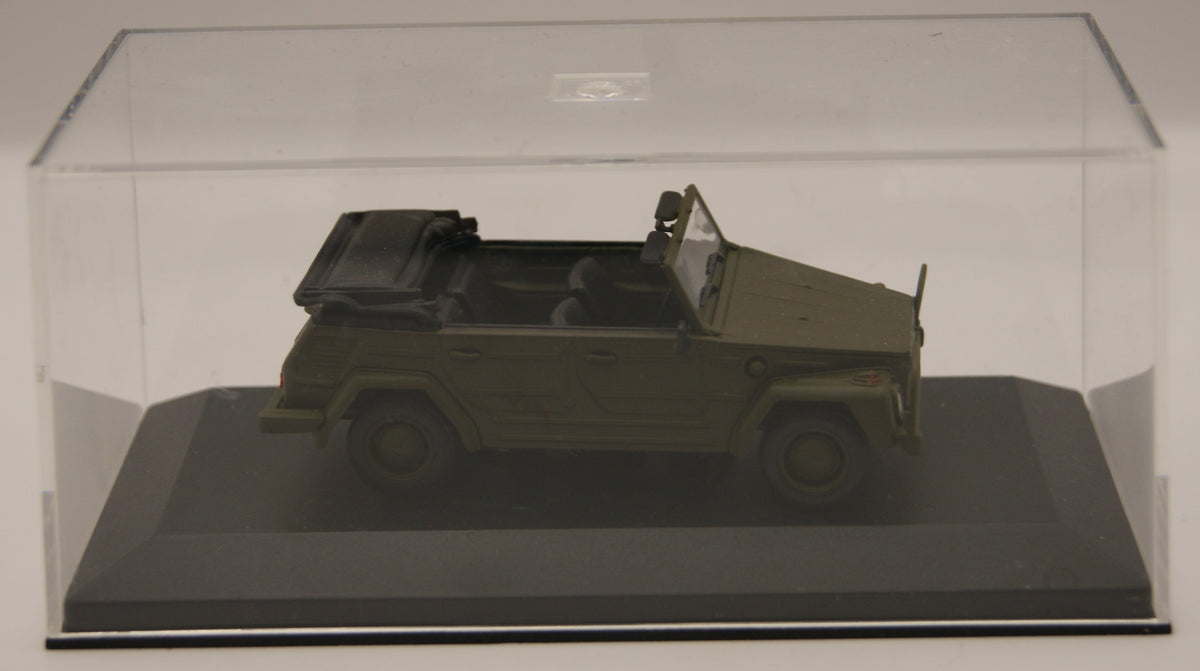 Maxichamps 940050030 VW 181 Kübelwagen 1979 Oliv 1:43 Vitrine