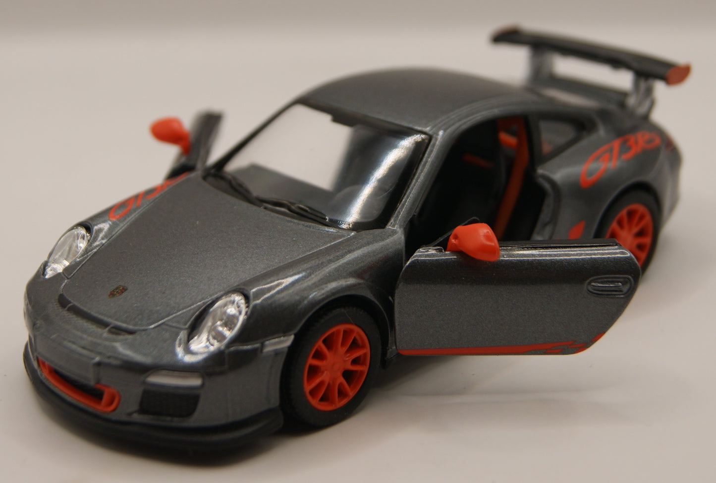 Kinsmart Porsche 911 GT3 RS 997 grau/rot 1:36 Diecast Modellauto neu mit Etikett