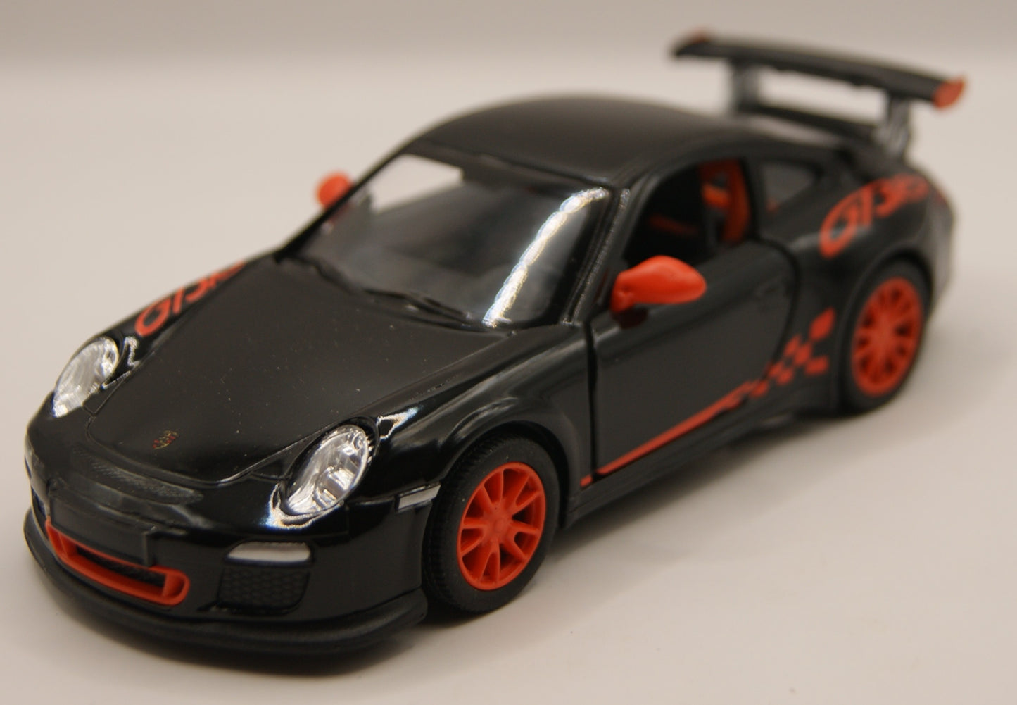 Kinsmart Porsche 911 GT3 RS 997 schwarz/rot 1:36 Diecast Modellauto neu mit Etikett