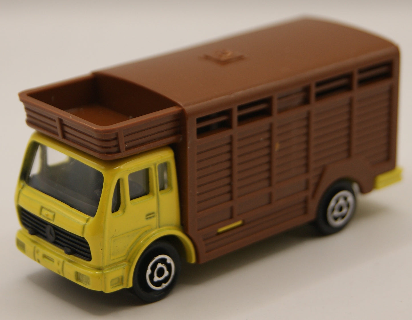 Majorette 254-213 Mercedes Viehtransporter Tiertransporter 1:100 mit 2 Tieren France