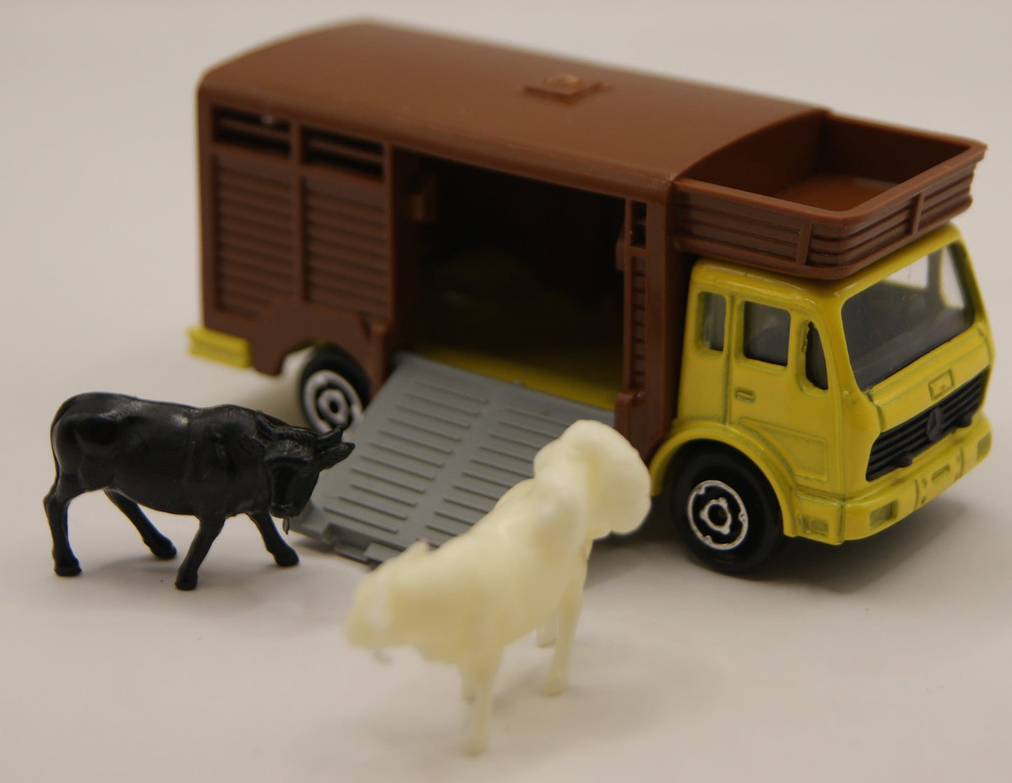 Majorette 254-213 Mercedes Viehtransporter Tiertransporter 1:100 mit 2 Tieren France
