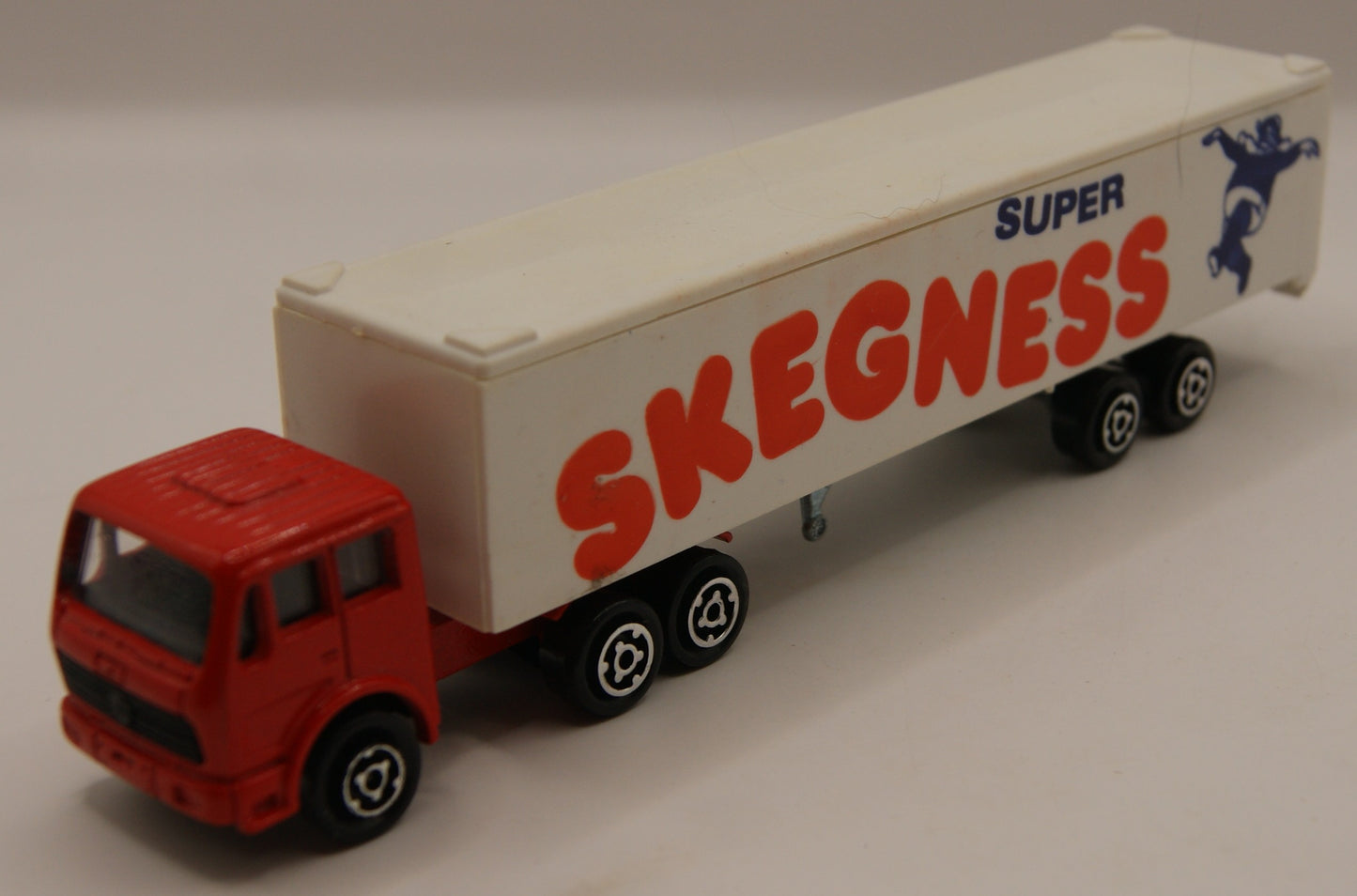 Majorette France Vintage Sattelzug „Super Skegness“ Werbetruck rot/weiß