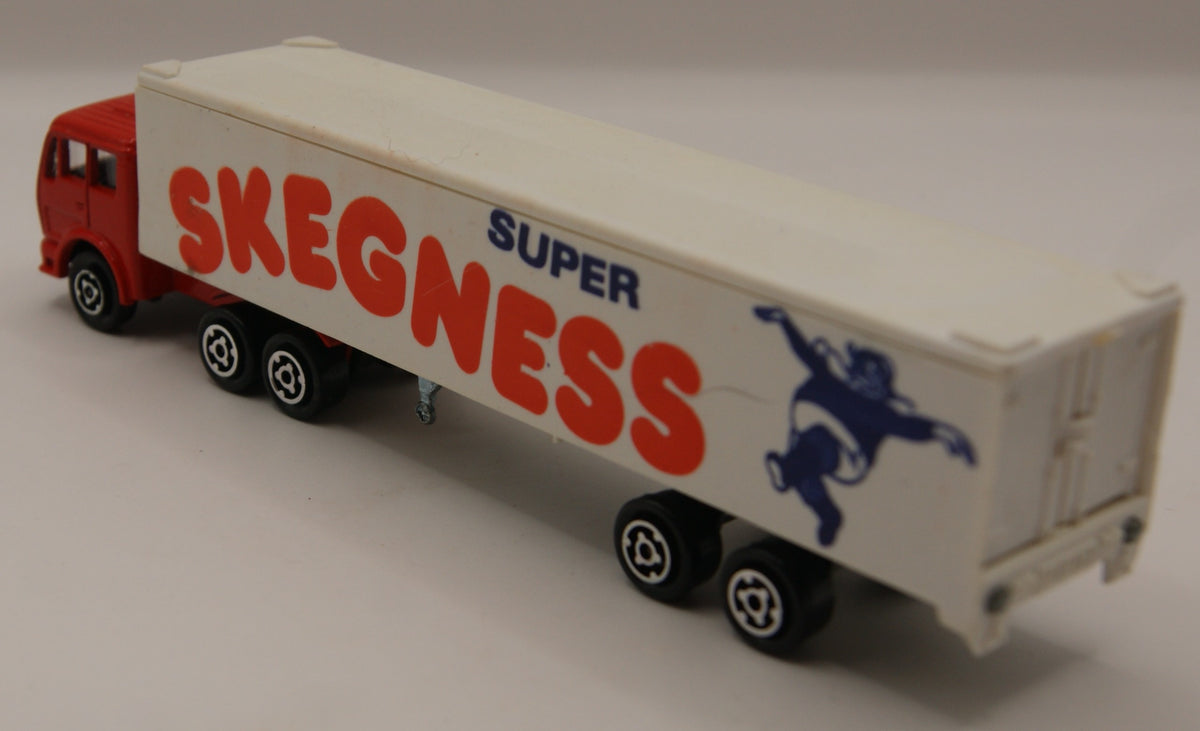 Majorette France Vintage Sattelzug „Super Skegness“ Werbetruck rot/weiß