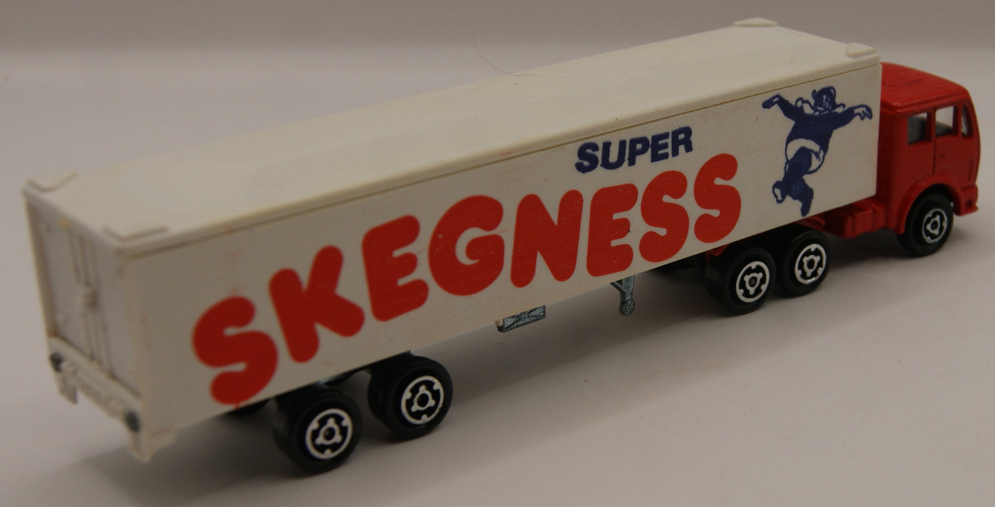 Majorette France Vintage Sattelzug „Super Skegness“ Werbetruck rot/weiß