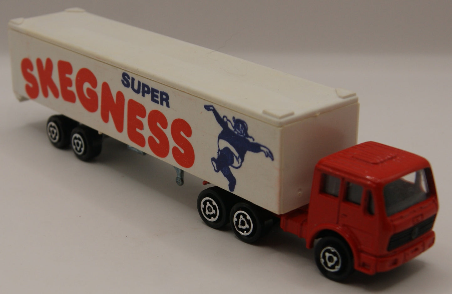 Majorette France Vintage Sattelzug „Super Skegness“ Werbetruck rot/weiß