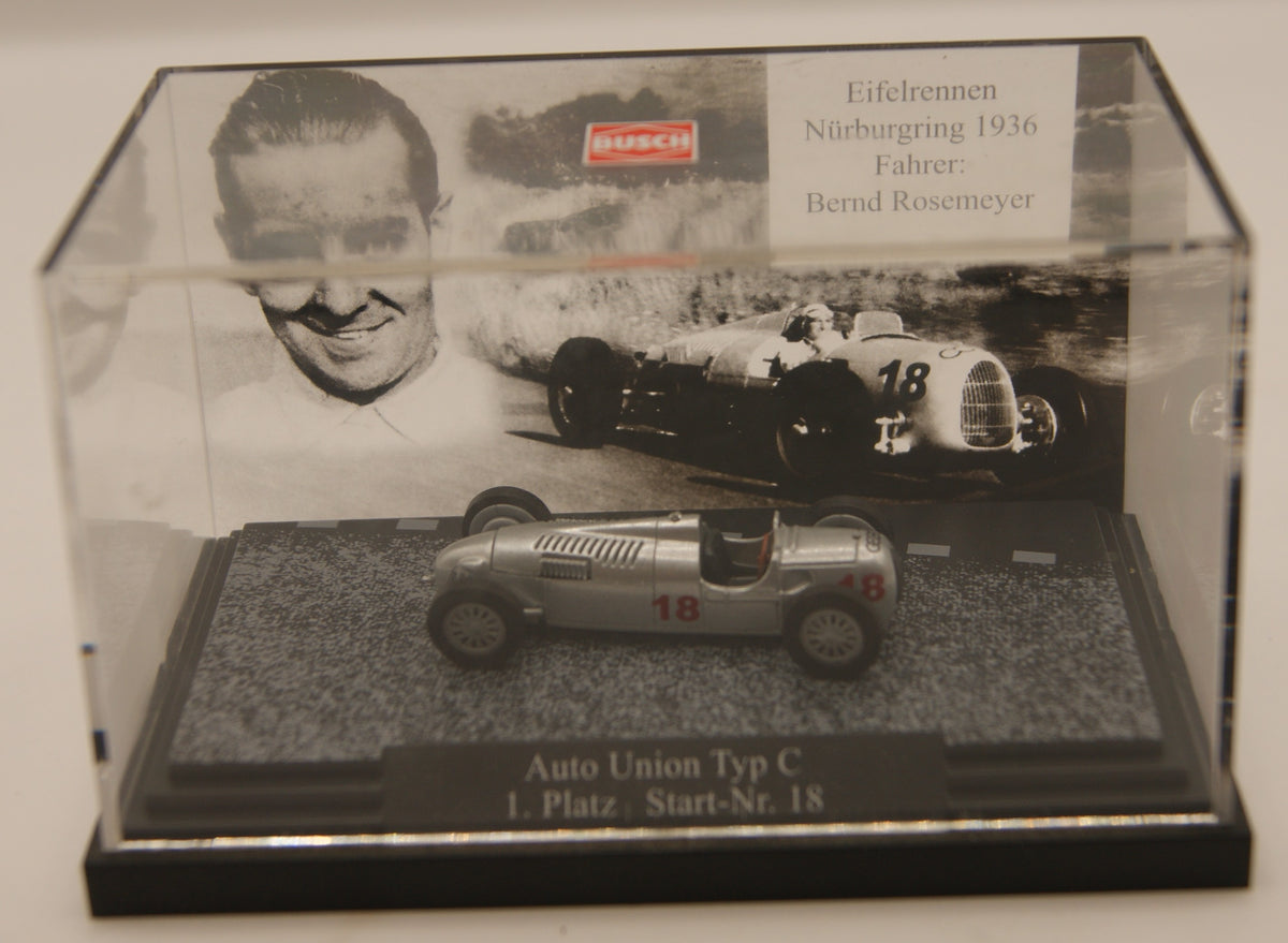 Busch 46904 Auto Union Typ C „Eifelrennen Nürburgring 1936“ Bernd Rosemeyer Nr. 18 – 1:87 H0 – Megamodell mit Vitrine