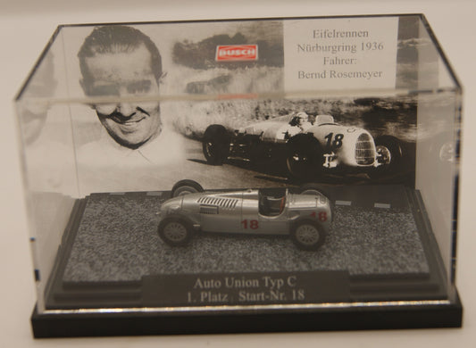 Busch 46904 Auto Union Typ C „Eifelrennen Nürburgring 1936“ Bernd Rosemeyer Nr. 18 – 1:87 H0 – Megamodell mit Vitrine