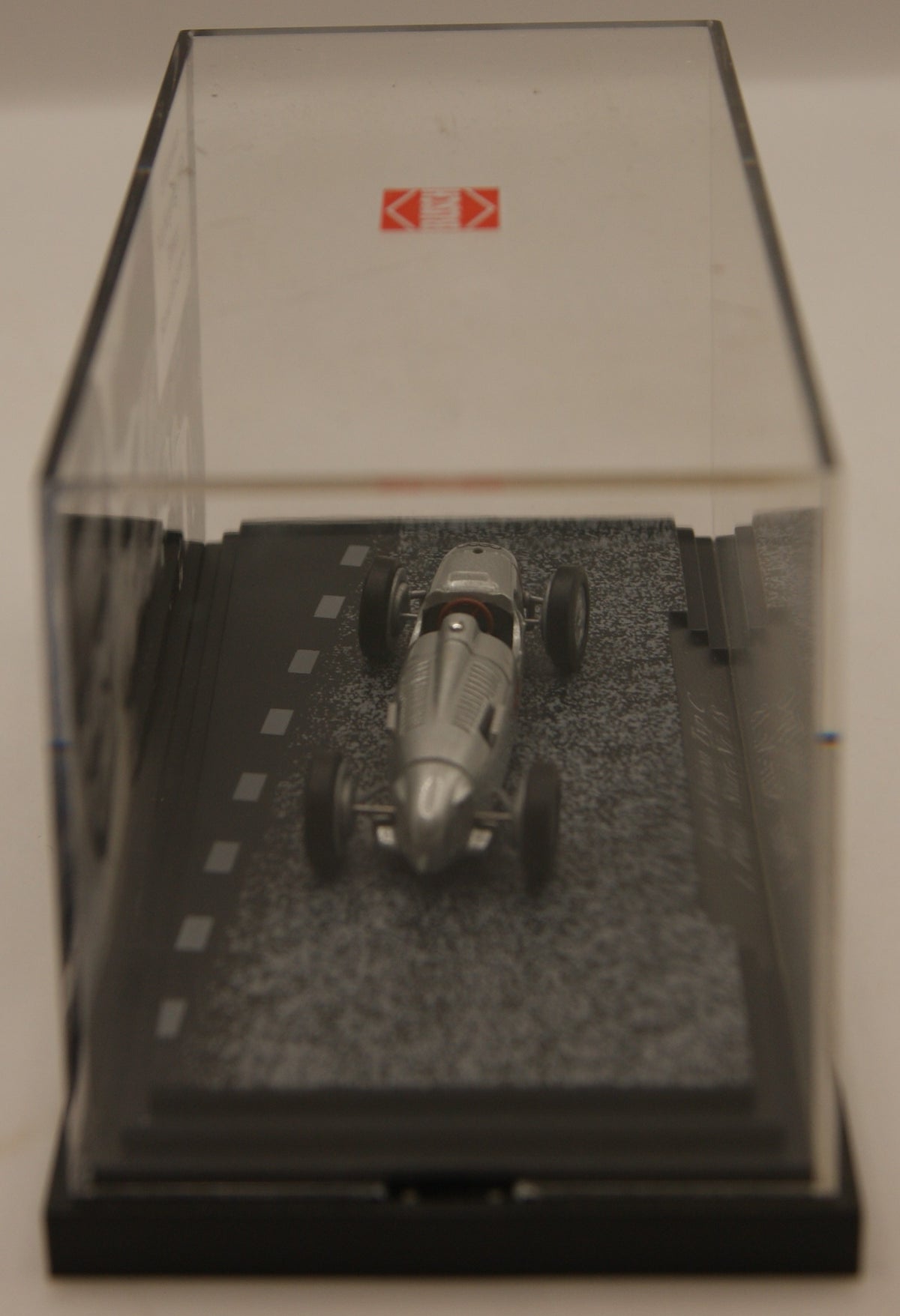 Busch 46904 Auto Union Typ C „Eifelrennen Nürburgring 1936“ Bernd Rosemeyer Nr. 18 – 1:87 H0 – Megamodell mit Vitrine