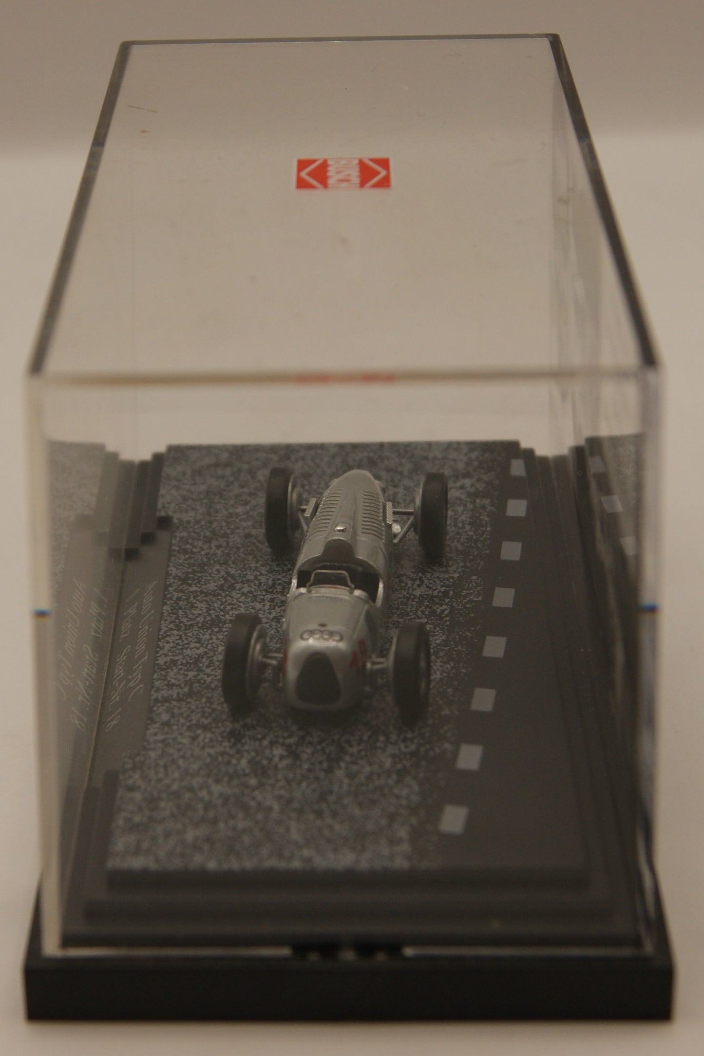 Busch 46904 Auto Union Typ C „Eifelrennen Nürburgring 1936“ Bernd Rosemeyer Nr. 18 – 1:87 H0 – Megamodell mit Vitrine