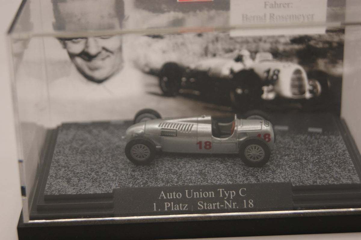 Busch 46904 Auto Union Typ C „Eifelrennen Nürburgring 1936“ Bernd Rosemeyer Nr. 18 – 1:87 H0 – Megamodell mit Vitrine