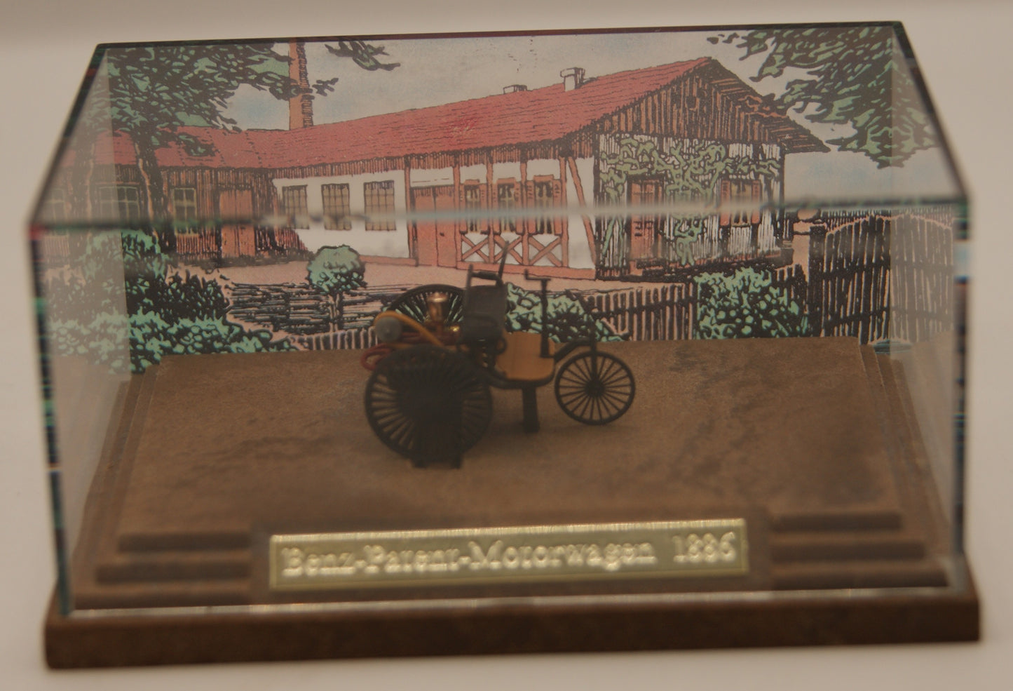 Busch Benz Patent-Motorwagen 1886 – 1:87 H0 – Präsentationsvitrine / Diorama
