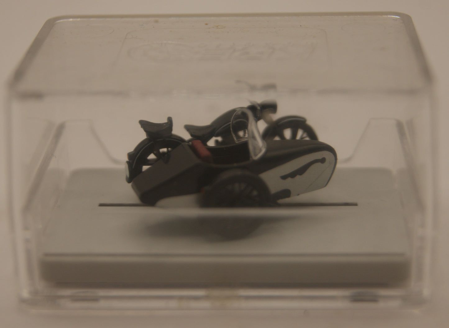 KRES 10425 AWO 425T Motorrad mit Beiwagen schwarz – H0 1:87 – mit Klarsichtbox