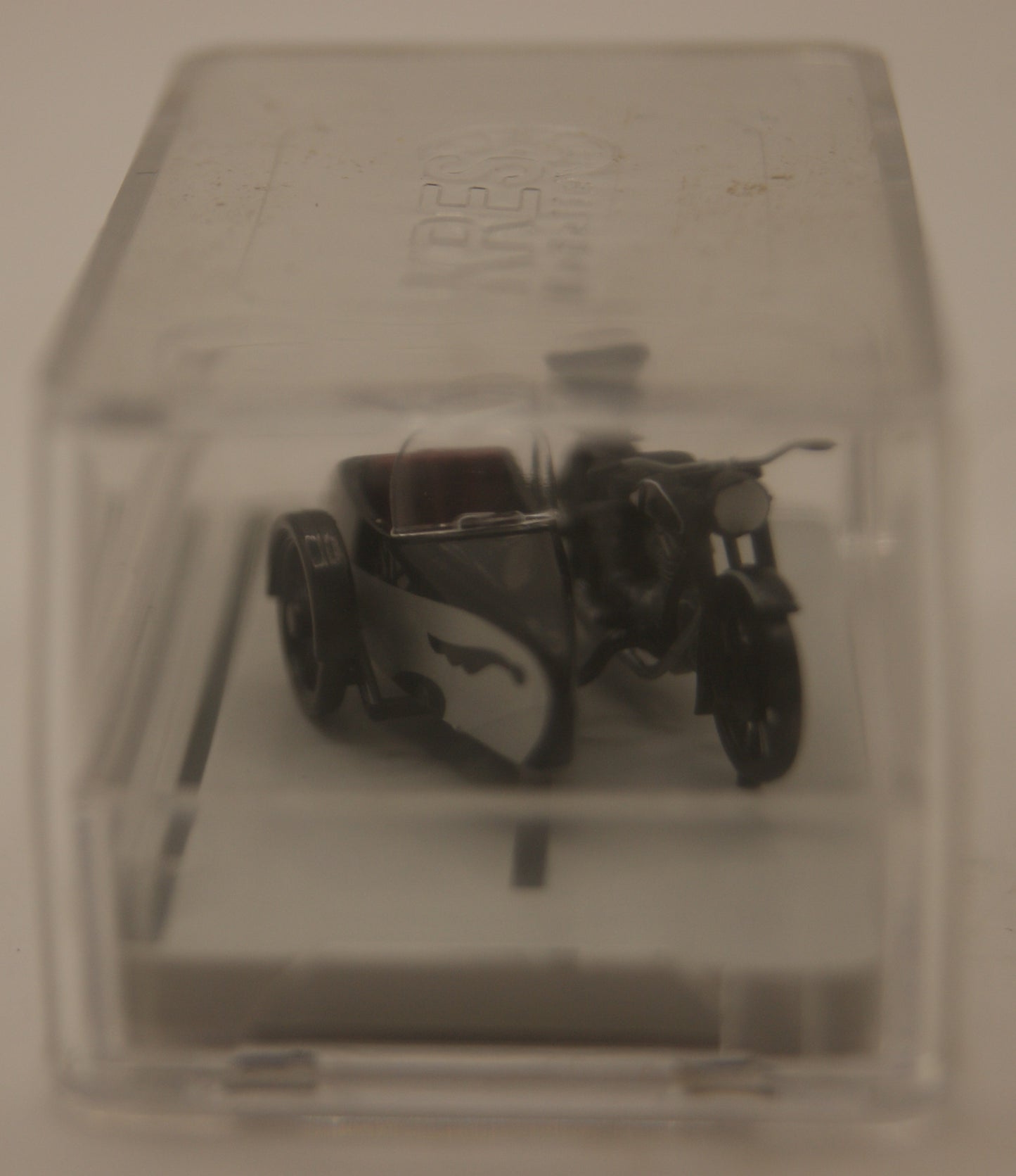 KRES 10425 AWO 425T Motorrad mit Beiwagen schwarz – H0 1:87 – mit Klarsichtbox