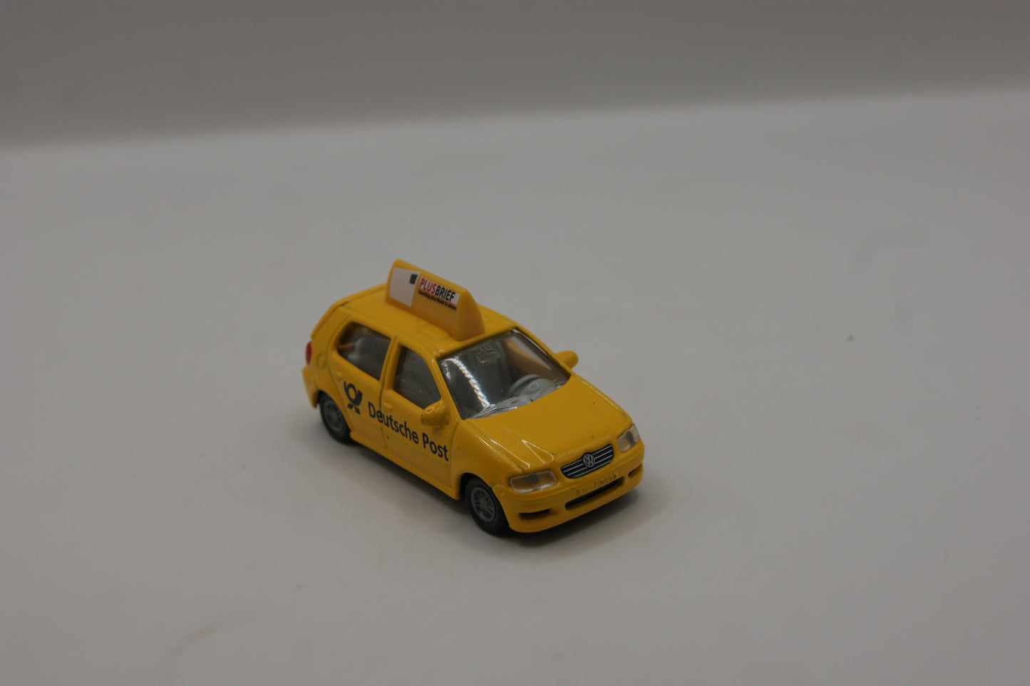 Siku 1370 VW Polo 6N2 Deutsche Post Plusbrief gelb ca. 1:55