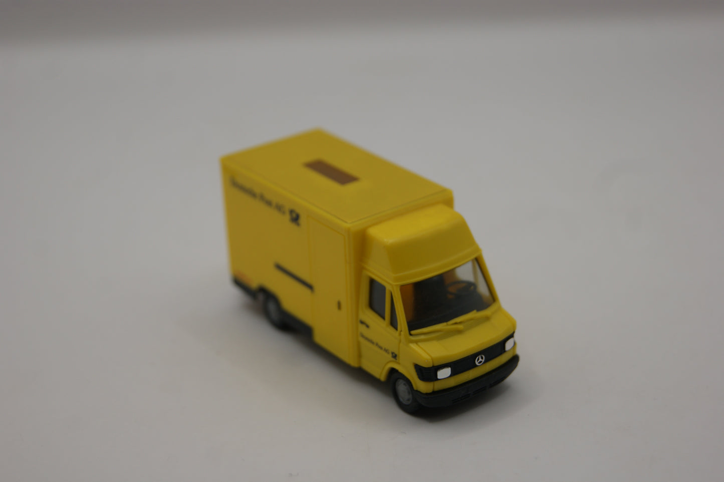 Herpa 042444 Mercedes-Benz 207 D Kögel Deutsche Post AG gelb H0 1:87