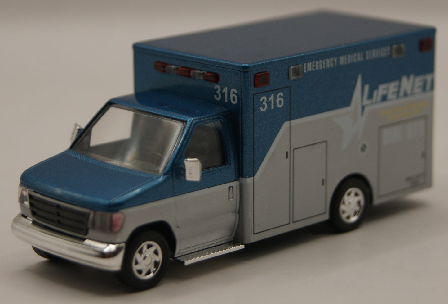 Busch 41820 Ford E-350 LifeNet EMS Ambulance Texas Rettungswagen H0 1:87