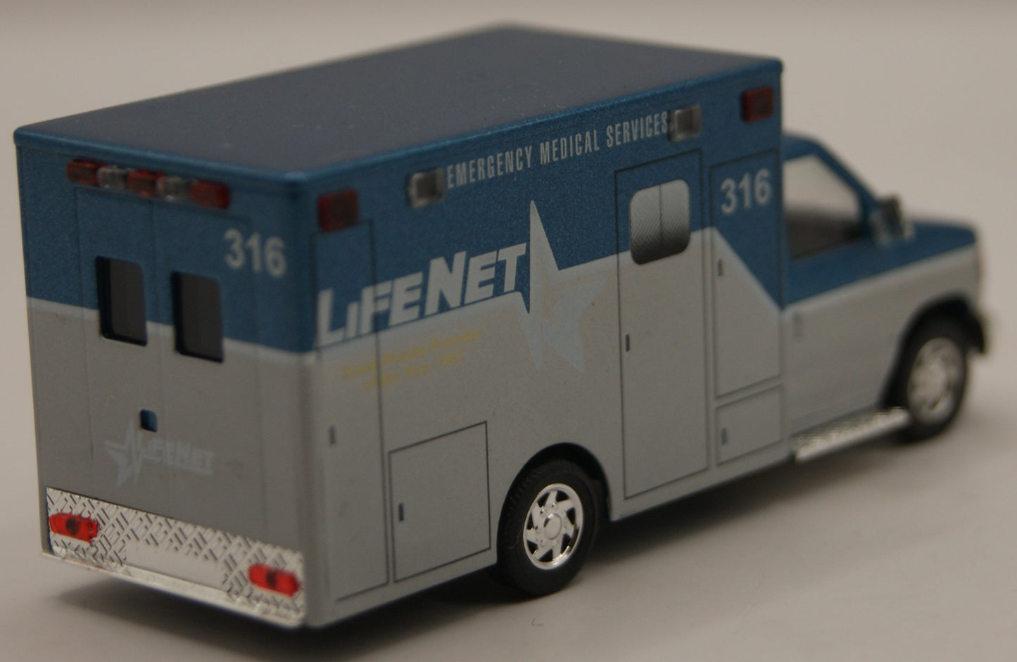 Busch 41820 Ford E-350 LifeNet EMS Ambulance Texas Rettungswagen H0 1:87