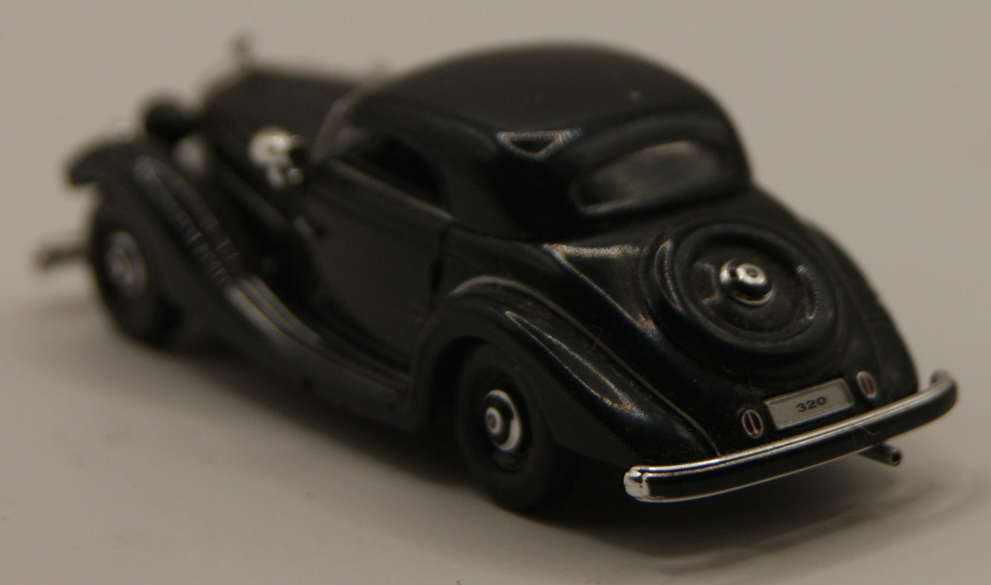 Mercedes-Benz 320 W142 Coupé – Ricko 1:87 – schwarz