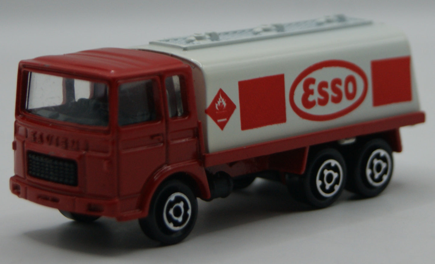 Majorette 245 Saviem SM Europe Tankwagen ESSO rot/weiß 1:100 Made in France