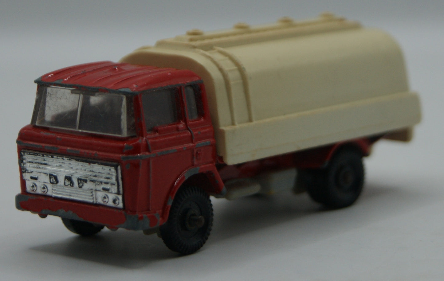 Majorette 245 Saviem SM Europe Tankwagen creme/rot 1:100 Vintage Made in France