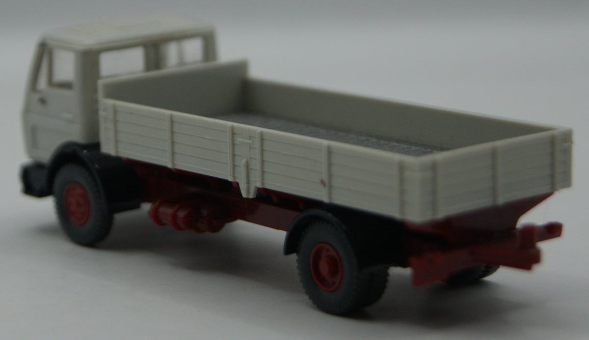 Wiking 437 Mercedes-Benz LP 1317 Pritschen-LKW altweiß/rot 1:90 H0