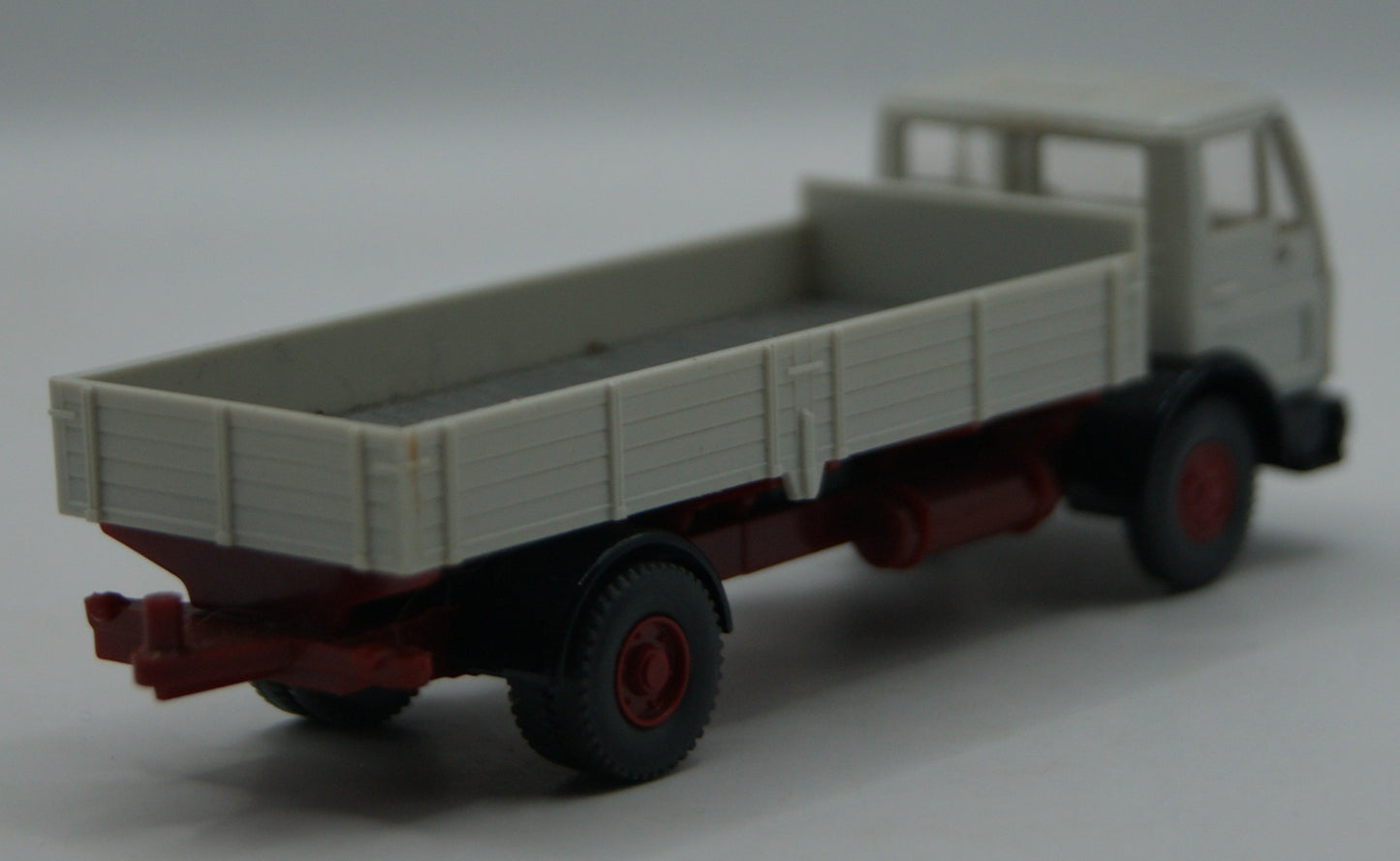 Wiking 437 Mercedes-Benz LP 1317 Pritschen-LKW altweiß/rot 1:90 H0
