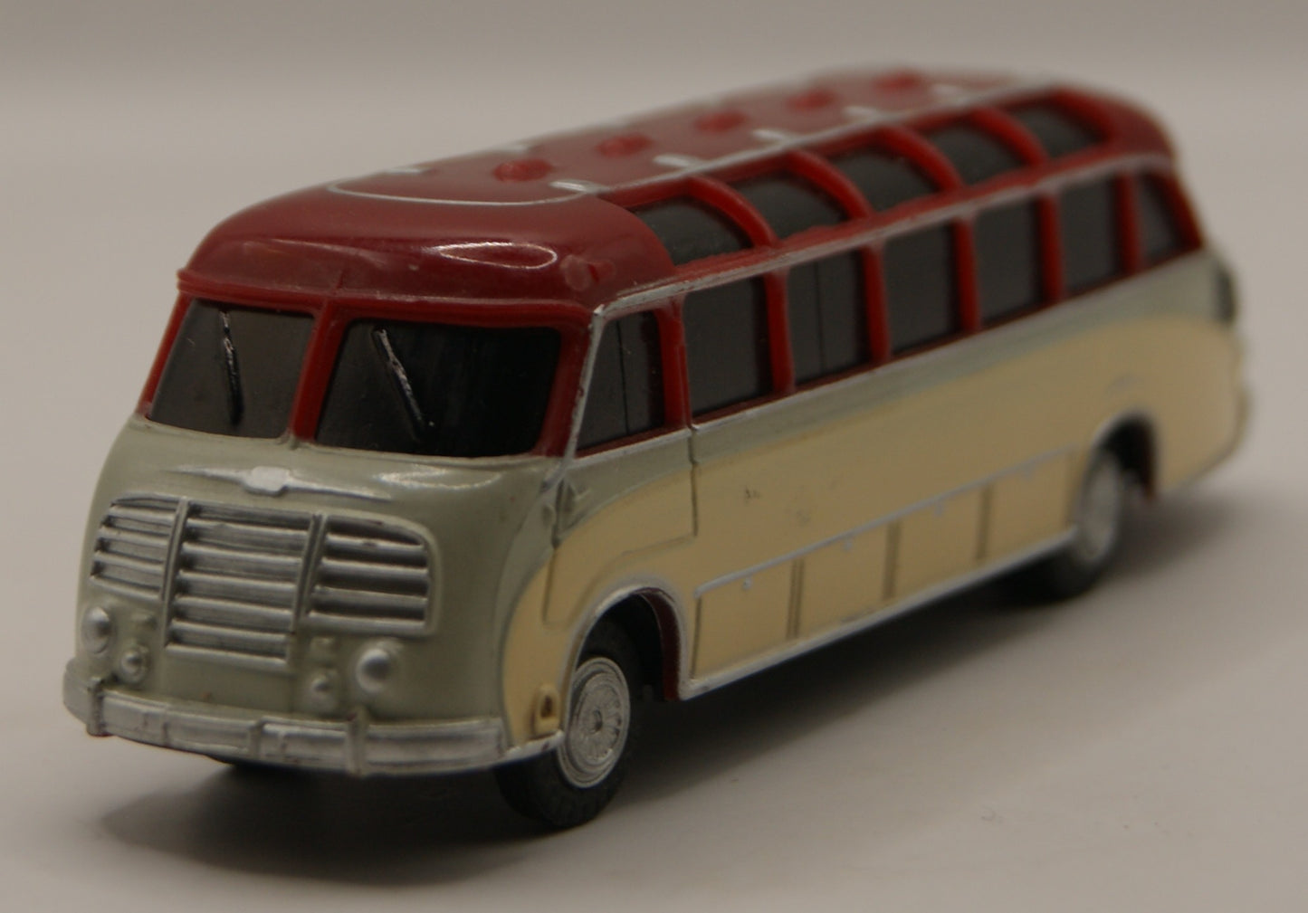 H0 1:87 Oldtimer Reisebus Omnibus creme rot Modellbus Klassiker