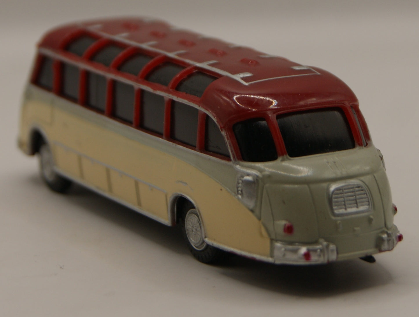 H0 1:87 Oldtimer Reisebus Omnibus creme rot Modellbus Klassiker