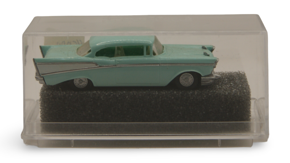 Praliné 5000 Chevrolet Chevy Bel Air ’57 türkis 1:87 H0 in Vitrine