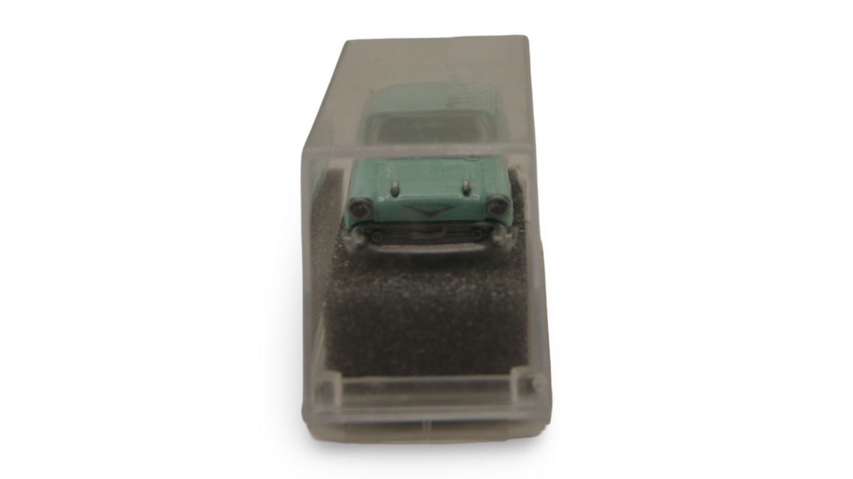 Praliné 5000 Chevrolet Chevy Bel Air ’57 türkis 1:87 H0 in Vitrine