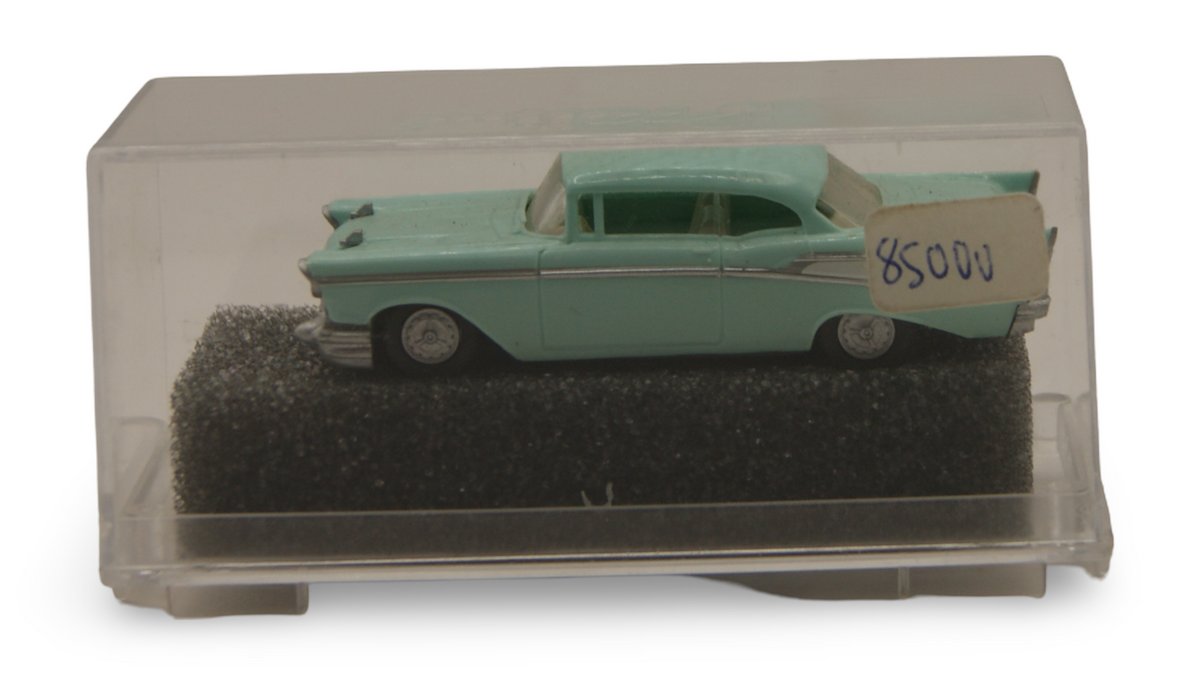 Praliné 5000 Chevrolet Chevy Bel Air ’57 türkis 1:87 H0 in Vitrine