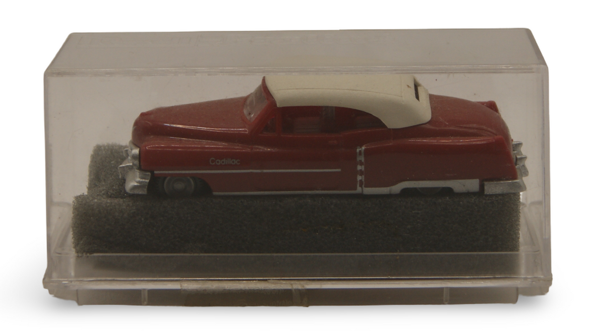 Revell Praliné Cadillac ’54 Cabrio geschlossen Bordeauxrot 1:87 H0 in Vitrine