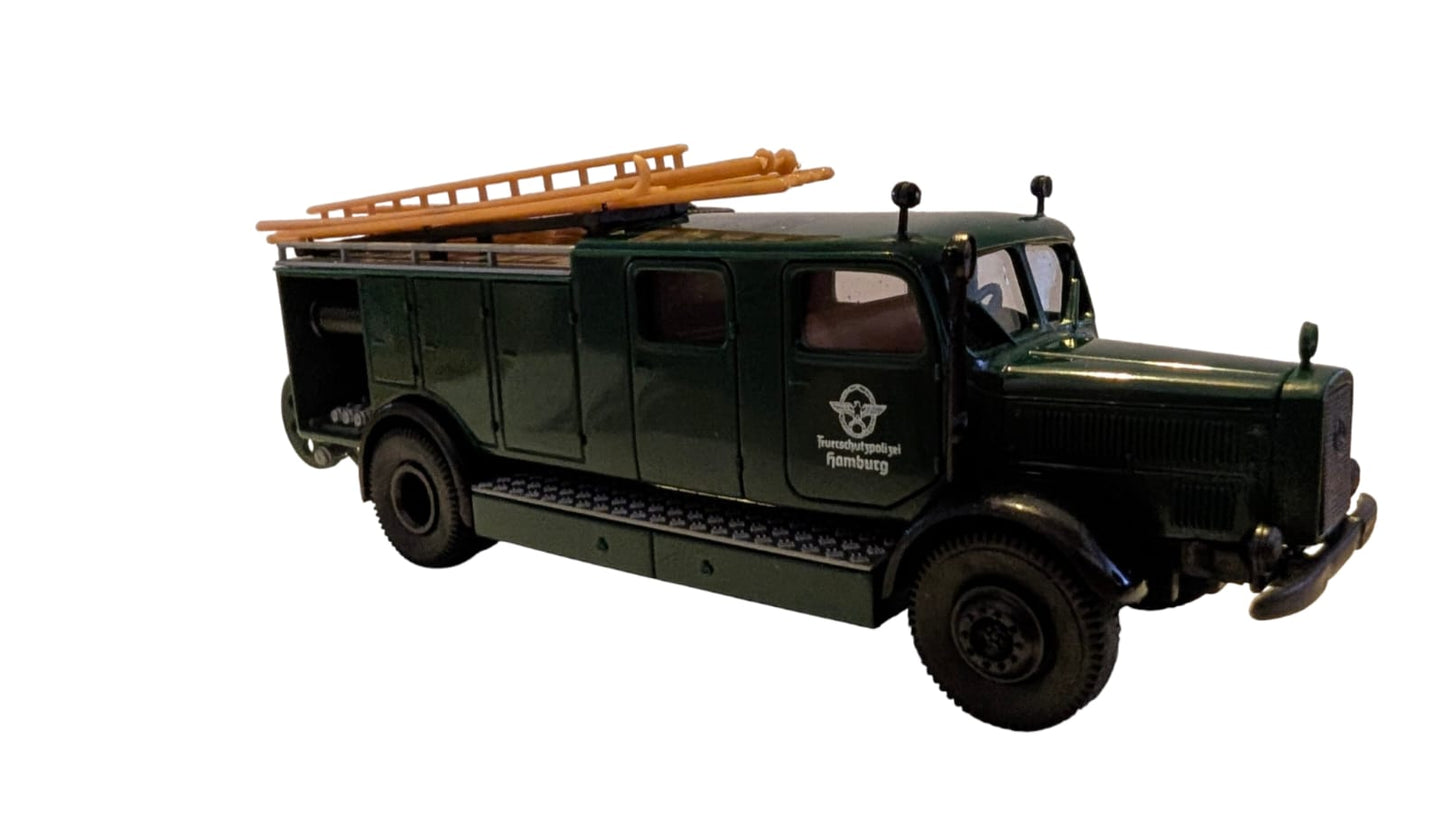Brekina Mercedes-Benz L 5400 S LF 25 – Feuerschutzpolizei Hamburg – H0 1:87 – mit Kunststoffvitrine