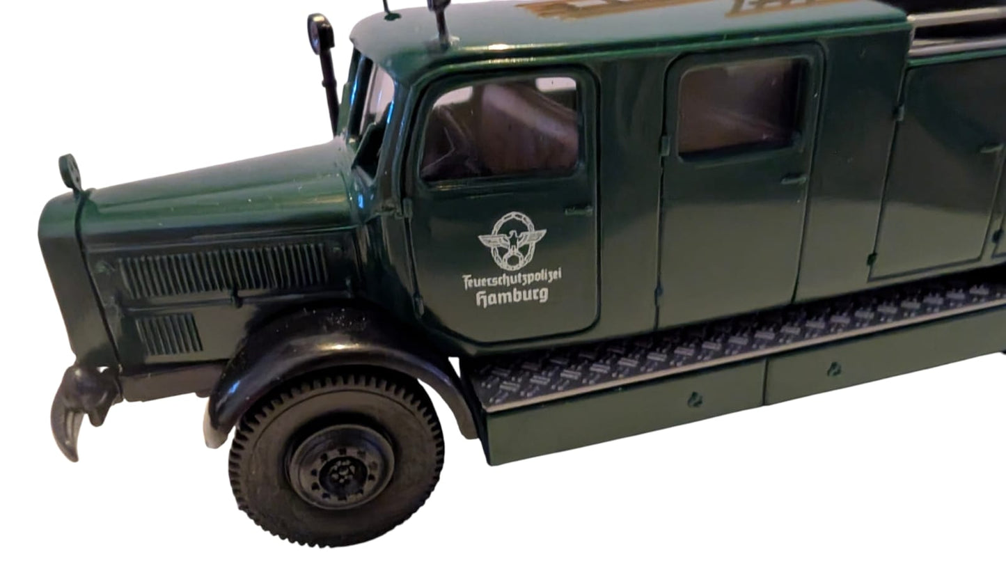 Brekina Mercedes-Benz L 5400 S LF 25 – Feuerschutzpolizei Hamburg – H0 1:87 – mit Kunststoffvitrine