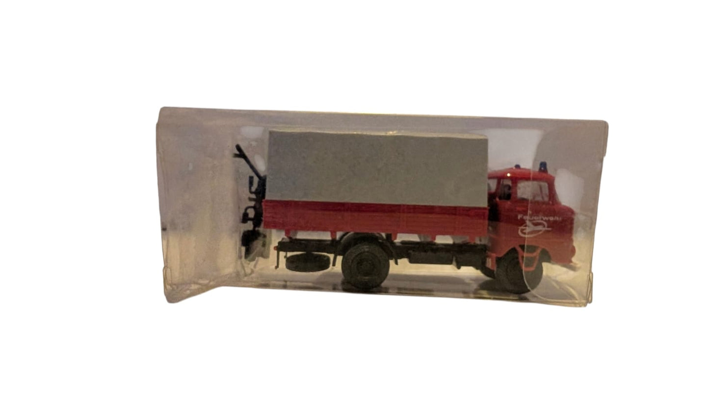 S.E.S. W50 Planen-LKW Feuerwehr Flughafen Berlin-Schönefeld – H0 1:87 – mit Originalverpackung