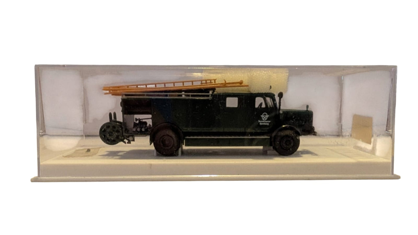 Brekina Mercedes-Benz L 5400 S LF 25 – Feuerschutzpolizei Hamburg – H0 1:87 – mit Kunststoffvitrine