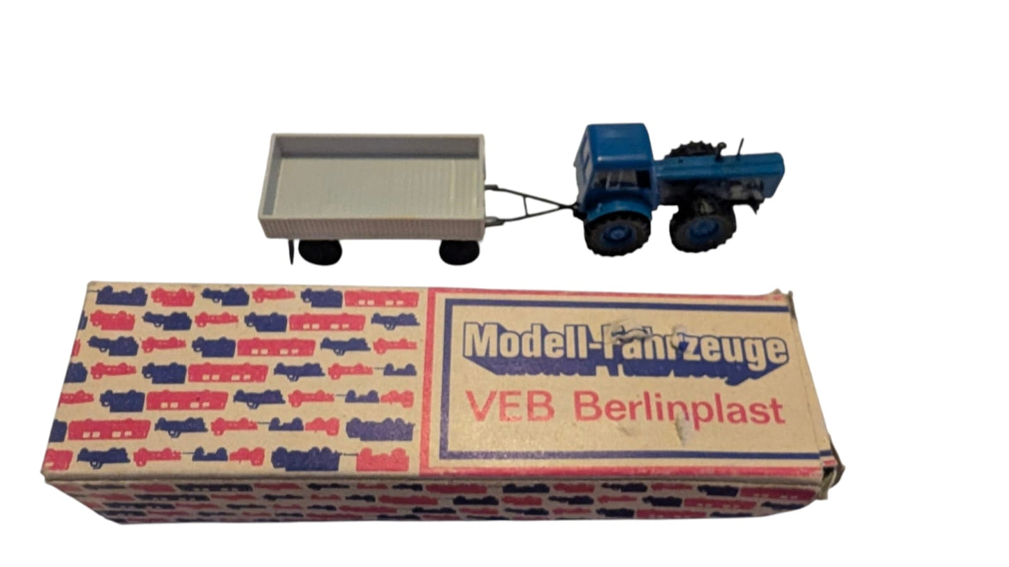 VEB Berlinpalast Dieseltraktor D4K mit Hänger E 5-2 – H0 1:87 – DDR Landwirtschaftsmodell