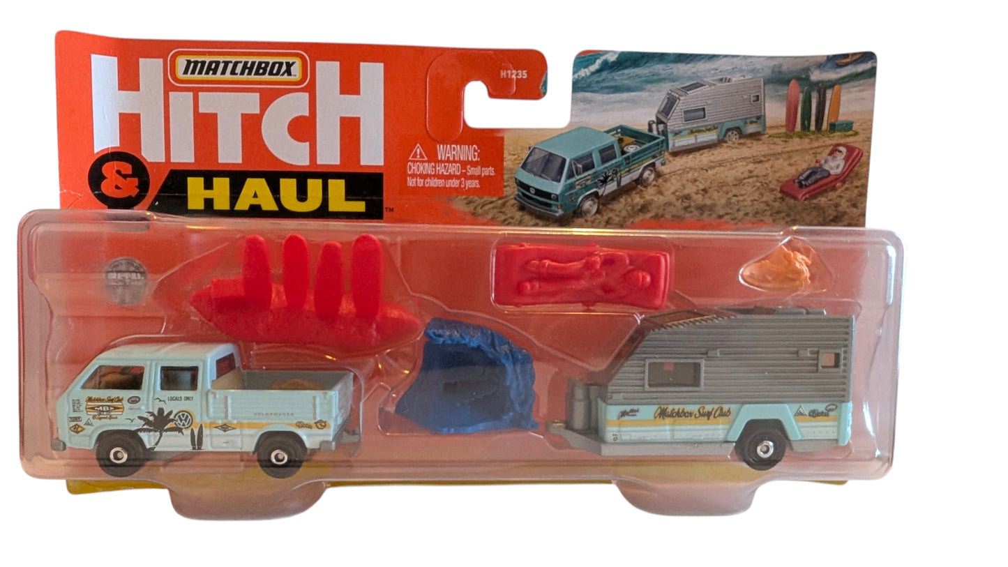 Matchbox Hitch & Haul – Volkswagen Transporter Pick-up mit Wohnwagen „Matchbox Surf Club“
